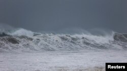Ombak besar terlihat di pesisir Kingston, Jamaica, saat Badai Beryl mendekat ke arah kota tersebut pada 3 Juli 2024. (Foto: Reuters/Marco Bello)