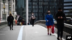 Warga berjalan menyeberangi jembatan Westminster di London, Inggris di tengah pandemi Covid-19 (7/10). 