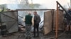Penduduk setempat memeriksa sisa-sisa rumah mereka yang hancur akibat serangan pesawat tak berawak Rusia di pinggiran kota Kharkiv, 21 Mei 2024.