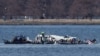 一架美国航空公司客机与一架美国陆军黑鹰直升机相撞后，紧急救援人员2025年1月30日在华盛顿波托马克河中打捞残骸。