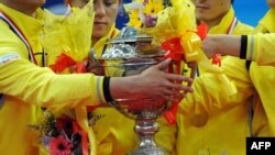 Tim Bulu Tangkis China memegang piala Thomas setelah memenangkan pertandingan final melawan tim Indonesia pada final kejuaraan bulu tangkis di Kuala Lumpur, Malaysia, 16 Mei 2010. (Foto: dok).