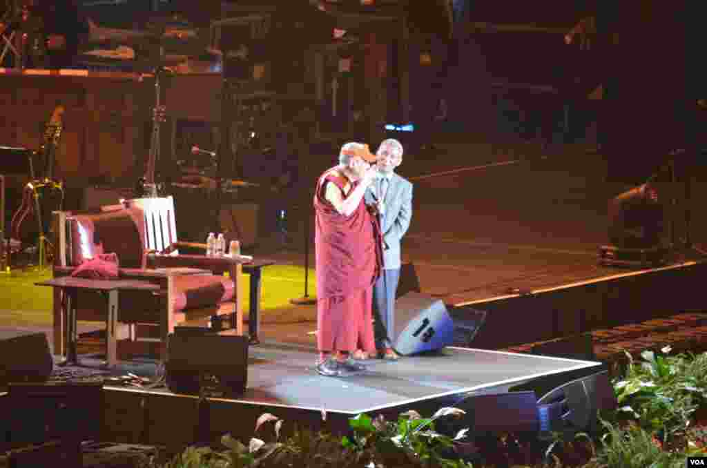 达赖喇嘛在纽约州锡拉丘兹大学参加“和平的共同土壤”讨论会