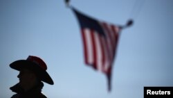 Seorang pendukung Presiden Donald Trump menghadiri kampanye di Bandara Fayetteville, North Carolina, Senin, 2 November 2020. (Foto: Reuters)