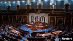 Ketua DPR Nancy Pelosi memimpin rapat DPR AS setelah para anggota parlemen berkumpul kembali menyusul penyerangan pendukung Presiden Trump di Gedung Kongres AS, Capitol Hill di Washington, D.C., 6 Januari 2021. (Saul Loeb / Pool via REUTERS)