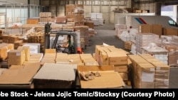 一个小仓库里堆放着各类包裹。(Adobe图库照片)