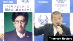 រូបឯកសារ៖ នាយកប្រតិបត្តិផ្នែក​កីឡាប៉ារ៉ាឡាំពិក​ទីក្រុង​តូក្យូ​ឆ្នាំ២០២០ កាន់​បង្ហាញរូប​របស់នាយក​ពិធី​សម្ពោធន៍​កីឡា​អូឡាំពិក​លោក Kentaro Kobayashi ក្នុង​សន្និសីទ​សារព័ត៌មាន​មួយ​នៅ​ទីក្រុង​តូក្យូ​នៃ​ប្រទេស​ជប៉ុន ដែល​រូប​នេះ ថត​ដោយ​ទីភ្នាក់ងារ​ព័ត៌មាន ​Kyodo កាលពី​ខែធ្នូ ឆ្នាំ២០១៩។
