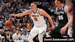 Nikola Jokić na u drugoj utakmici prvog kola plej-ofa sa San Antonijem u "Pepsi centru" u Denveru (Foto: AP/David Zalubowski)
