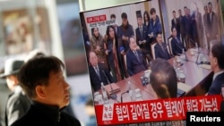 Seorang pria menyaksikan penayangan berita di televisi tentang pembicaraan tingkat tinggi antar Korea di desa perbatasan Panmunjom, Seoul, Korea Utara, 9 Januari 2018. 