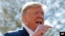 特朗普总统2019年4月10日在白宫南草坪向媒体发表讲话。