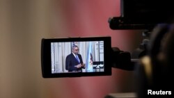 Центри підтримки дають можливість українським військовим з передової зв’язатися з американськими експертами і попросити їхньої допомоги з ремонтом техніки. На фото міністр оборони США Ллойд Остін на прес-конференції в Німеччині, де близько 50 країн домовлялися про поставки зброї.