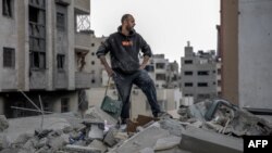 Seorang pria Palestina memeriksa puing-puing sebuah bangunan yang hancur akibat serangan Israel malam sebelumnya, di lingkungan RimalKota Gaza pada 16 Maret 2024, di tengah pertempuran antara Israel dan gerakan Hamas Palestina. (Foto: AFP)
