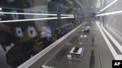 资料照片：三星电子的微芯片在韩国首尔的商店中展示。(2019年4月30日)