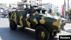 缅甸军车在中部城市曼德勒的大街上巡逻。（2021年2月3日）