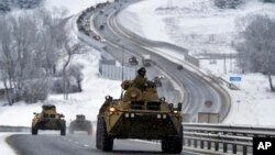Arhiva - Konvoj ruskih okloplnih jedinica na autoputu na Krimu, poluostrvu koje je Rusija anektirala od Ukrajine, 18. januara 2022.