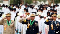 រូបឯកសារ៖ មន្ត្រី​យោធា​មីយ៉ាន់ម៉ា​គោរព​ទង់ជាតិ​របស់​ពួកគេ​ក្នុង​ពិធី​ប្រារព្ធ​ខួប​លើក​ទី ៧២ នៃ​ទិវា​បុណ្យ​ឯករាជ្យ​នៅ​ក្នុង​ទីក្រុង Naypyitaw ប្រទេស​មីយ៉ាន់ម៉ា។ 