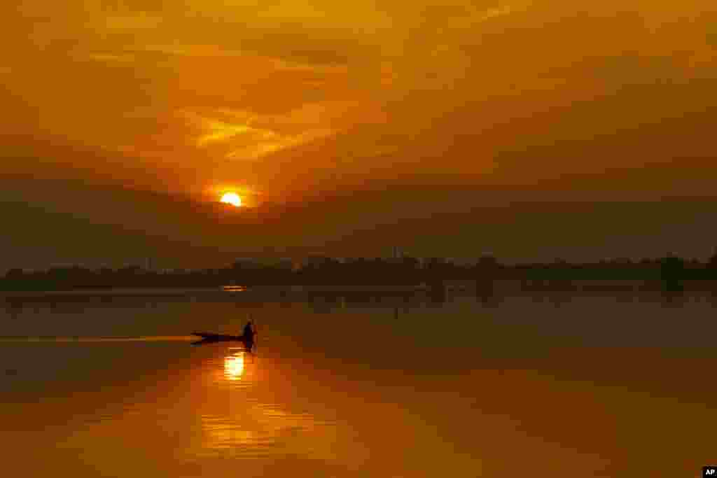 د هندي کشمیر د سرینګر د دال په جهیل کې د لمر لویدو ننداره