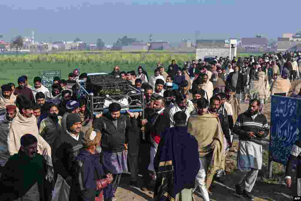 د پاکستان د پنجاب ایالت په مرزا ورکان کلي کې د هغو ۱۳ کسانو مړي خاورو ته وسپارل شول چې د مدیترانې په سمندر کې ډوب شوي وو. په دغه کښتۍ کې ټولټال ۸۰ کسان سپاره وو چې موریتانیا څخه د هسپانیې په لور په حرکت کې وه.