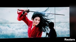 北京一家电影院里的迪士尼影片花木兰的广告牌。（2020年9月11日）