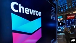 Logo Chevron di lantai perdagangan Bursa Saham New York, 1 November 2021. (Foto: Richard Drew/AP, arsip)