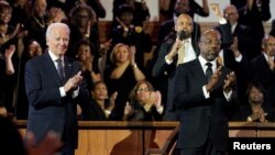 Presiden AS Joe Biden bersama Senator Raphael Warnock (kanan) disambut meriah oleh jemaat di Gereja Baptis Ebenezer di Atlanta, Georgia, pada hari peringatan Martin Luther King Jr. hari Minggu (15/1). 