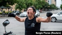 Demonstrantkinja u Ostinu na protestu protiv obaveznog nošenja maski