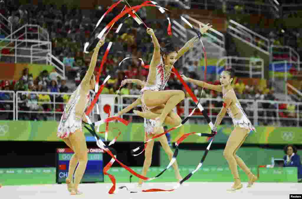 中国女子艺术体操队在里约奥运会的预赛中(2016年8月20日)。英文的 Rhythmic Gymnastics,直译为“韵律体操”,在香港和台湾叫“韵律体操”,而在中国叫艺术体操。中国的人民网一篇文章谈到中国体操队在本届奥运会上成绩欠佳的原因之一“是群众基础薄弱。据统计,体操大国美国,体操俱乐部有4000多家,参与体操运动人数超500万;而在中国,体操注册运动员只有2000多人。基数小,好苗子自然就少,这也让中国体操面临青黄不接的尴尬状态。”