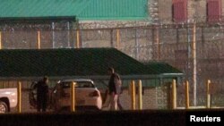 រូបឯកសារ៖ បុរសម្នាក់ចាកចេញពីពន្ធនាគារមួយនៅក្រុង Terre Haute រដ្ឋ Indiana សហរដ្ឋអាមេរិក កាលពីថ្ងៃទី២៣ ខែឧសភា ឆ្នាំ២០១៩។ 