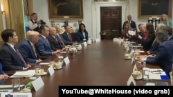 美国农业部长罗林斯在2025年7月8日的内阁会议上手持一张显示中国公民购买的美国农田地图，阐述中国购买美国农田的威胁。