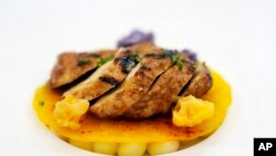 Meso iz laboratorije kompanije "Gud Mit" predstavljeno u prostorijama firme "It Džast" u Alamedi u Kaliforniji, 14. juna 2023. (Foto: AP/Jeff Chiu)