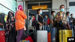 Ilustrasi - Para pekerja migran Indonesia yang tiba dari Malaysia di pelabuhan Bandar Sri Junjungan di Dumai, Riau, 2 April 2020. (Foto: AFP)