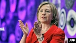 Ngoại trưởng Clinton nói, “tuyệt đối không thích thú và không có lý do” để làm điều gì hơn là bác bỏ những chuyện như vậy