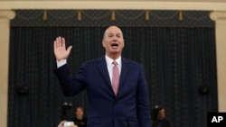 美国驻欧盟大使戈登·桑德兰在国会弹劾调查听证会上宣誓作证。（2019年11月20日）