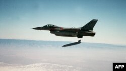 Rudal Kunci Udara-ke-Permukaan Gabungan (JASSM) ditembakkan oleh jet tempur milik Angkatan Udara AS dalam sebuah latihan. (Foto: AFP/US Air Force)