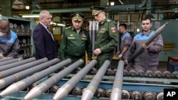 资料照片：俄罗斯国防部提供的视频截图显示俄罗斯国防部长绍伊古参观车里雅宾斯克州与基洛夫州生产炮弹与火箭弹的兵工厂。(2023年3月19日)