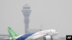 Máy bay chở khách C919 do Trung Quốc chế tạo cất cánh lần đầu tiên trong chuyến bay thử tại phi trường quốc tế Pudong ở Thượng Hải ngày 5/5/2017