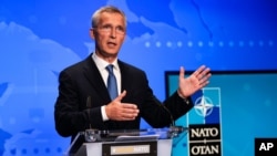 资料照：2021年8月20日星期五，北约秘书长延斯·斯托尔滕贝格在布鲁塞尔北约总部举行的在线新闻发布会上发表讲话。（美联社）