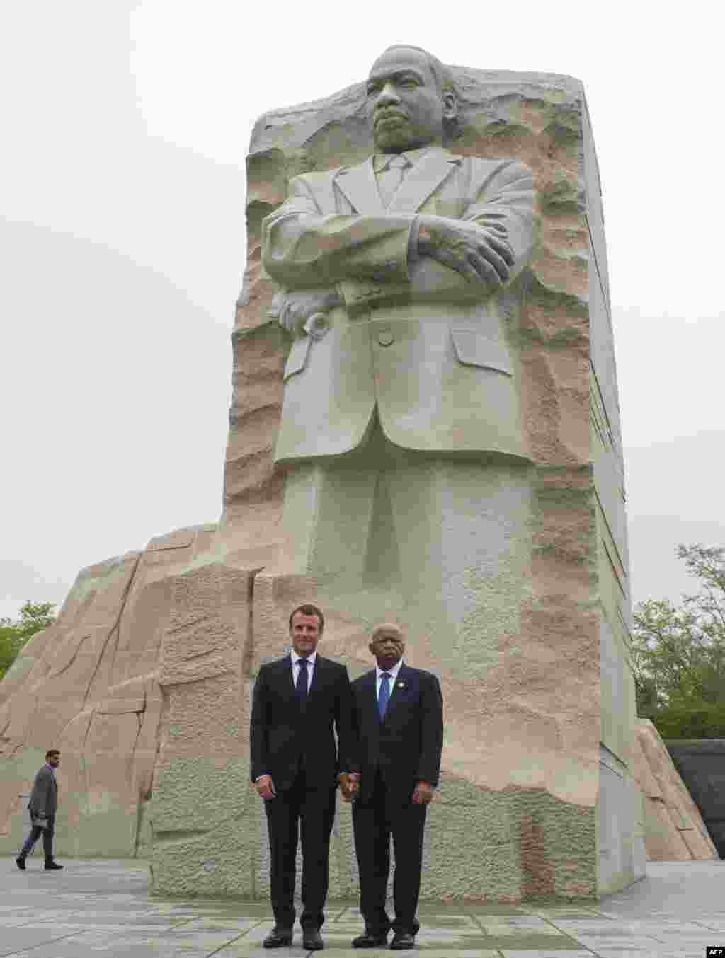 2018年4月25日,法国总统埃马纽埃尔·马克龙与美国众议员约翰·刘易斯在华盛顿特区的马丁路德金雕像前合影。