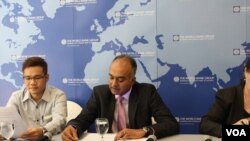 World Bank တာဝန်ရှိသူတွေက ရန်ကုန်မြို့မှာ သတင်းစာရှင်းလင်းပွဲ ပြုလုပ်စဉ် (နိုဝင်ဘာ၂၊ ၂၀၁၂။)