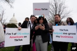 2024年3月13日,在美国众议院通过了有关TikTok的法案后,TikTok的粉丝在国会山前集会。(美联社)