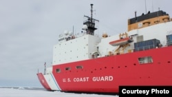 美国海警队希里号破冰船在北冰洋活动(美国海警队照片)