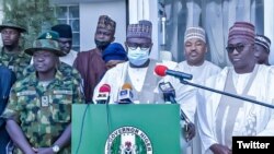Gwamna Abubakar Sani Bello, yayin da yake bayani kan muhimmancin samar da 'yan sintiri a wani taro na daban (Twitter/Gwamnatin Neja)