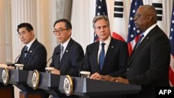 Američki zvaničnici Entoni Blinken i Lojd Ostin sa predstavnicima Japana i Južne Koreje (AFP/SAUL LOEB)