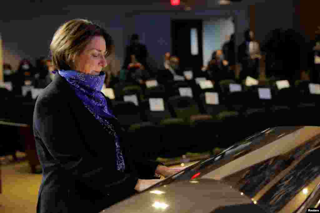 លោកស្រី Amy Klobuchar សមាជិក​ព្រឹទ្ធសភា​នៃ​គណបក្ស​ប្រជាធិបតេយ្យ​ប្រចាំ​រដ្ឋ​មីនីសូតា បង្ហាញ​ក្តី​គោរព​របស់​លោក​ស្រី នៅ​ក្នុង​​ពិធី​រំឭក​វិញ្ញាណក្ខន្ធ​របស់​លោក George Floyd នៅ​សាកលវិទ្យាល័យ North Central នៅទីក្រុង Minneapolis កាលពី​ថ្ងៃទី​៤ ខែមិថុនា ឆ្នាំ​២០២០។