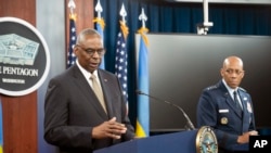 Sekretar za odbranu Lojd Ostin govori na pres brifingu sa načelnikom združenih generalštaba Si Kju Braunom, 26. aprila 2024. u Pentagonu. (Foto: AP/Kevin Wolf)