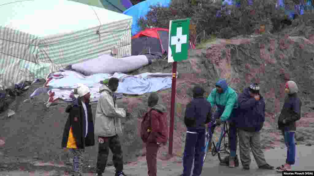 Des migrants dans la &quot;jungle&quot;, camp situé aux abords de Calais dans le nord de la France, 14 octobre 2015 (Nicolas Pinault/VOA). &nbsp;