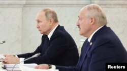 Presiden Rusia Vladimir Putin (kiri) dan Presiden Belarus Alexander Lukashenko menghadiri pertemuan di Moskow, Rusia, pada 6 April 2023. (Foto: Sputnik/Mikhail Klimentyev/Kremlin via Reuters)