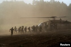 Militer Israel mengevakuasi korban luka dengan helikopter setelah rudal antitank ditembakkan ke Israel dari Lebanon, di Israel utara, 19 September 2024. (Foto: Reuters)