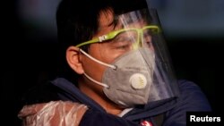 上海火车站一位戴着口罩的男子。(2020年2月12日)