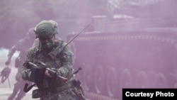 台湾2021汉光演习实施淡水河防演练，阻绝敌军来犯。（台湾国防部提供）