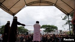 Seorang pria dicambuk di depan umum karena melakukan hubungan seks sesama jenis di Banda Aceh, Aceh, 23 Mei 2017.